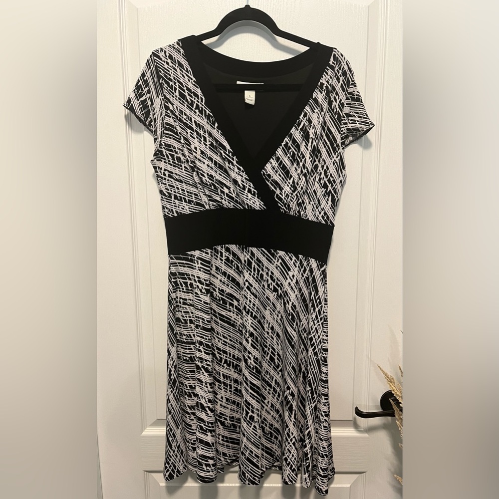 White House Black Market size Large short sleeve dress